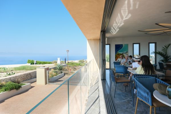 Petit déjeuner avec vue sur la mer et la Sardaigne